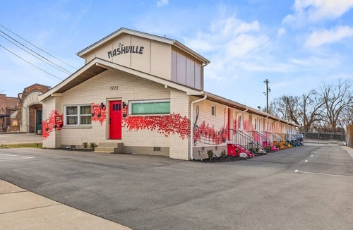 Greenwood Condo | Barbie Dream Condo - Near Restaurants, Coffee & Bar