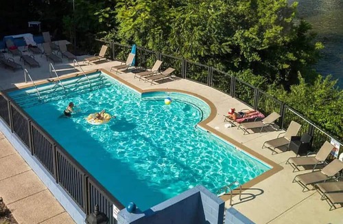 North Capitol Apartment | Walk to Downtown Broadway - Pool, Free Parking, Gym + 4 Beds