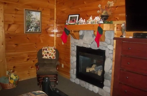 Gatlinburg - Pigeon Forge Cabin | Couples Romantic Paradise,Gorgeous View,Free HS WiFi,HTub,XM, Smart Home Theatre