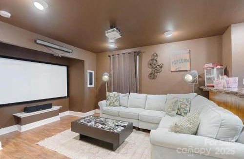 Villa Heights House | Escape to the Arts Golf Sim Theater Hot Tub