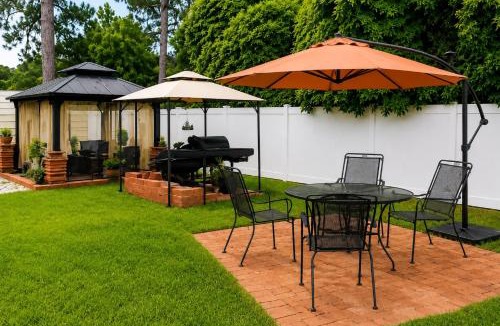 Garden City House | Screened Porch Gazebo BBQ Sleeps 10