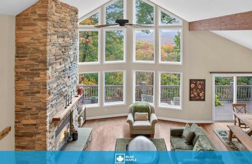 The Woods House | Mountain retreat w deck, game room & dog-friendly