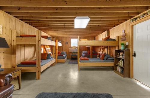 Winona House | Spacious Cabin l Sleeps 10 l Brimstone Access l Hot Tubs