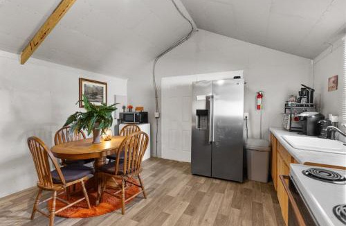 Winona House | Stunning Cabin l 2 Bedrooms l Brimstone Access l Hot Tubs