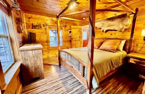 Butler House | Lakefront Cabin with Private Dock & Mountain Views