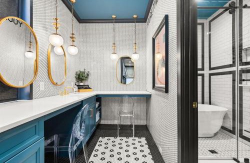 Downtown Nashville Apartment | The Velvet Songbird Downtown Luxe Sleeps 24