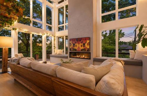 Shelby Hills House | The Songwriter's Mansion Rooftop Spa & Skyline Views