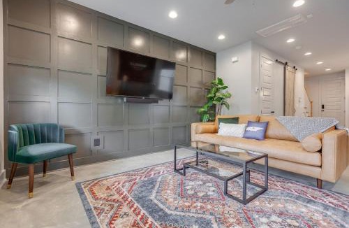 Greenwood House | Spacious And Walkable East Nash Designer Twin Homes Sleep 20 With Smart TVs Workspaces And Fast WiFi 2 Garages And Full Kitchens Walk to Mas Tacos 10 Min To Broadway 24 Hr Hospitality