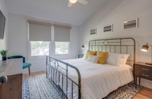 Greenwood House | Spacious And Walkable East Nash Designer Twin Homes Sleep 20 With Smart TVs Workspaces And Fast WiFi 2 Garages And Full Kitchens Walk to Mas Tacos 10 Min To Broadway 24 Hr Hospitality
