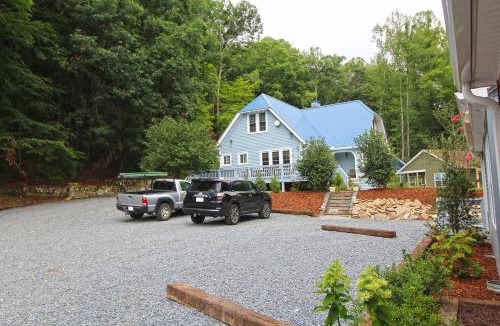 Bryson City Villa | Snuggled Inn Modern, Creekside Cottage near the Heart of Bryson City!