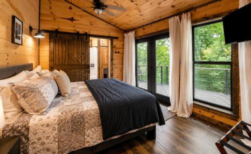 Smithville House | The Little Lake House-Wooded Retreat, King Bed, Fiber WiFi, 1 Min to Lake