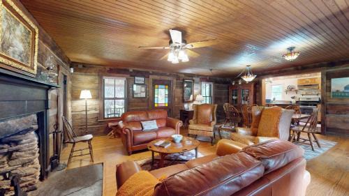 Weaverville House | Luxury Farmhouse & Creekside Cottage Dog-friendly Scenic Views Firepit BBQ