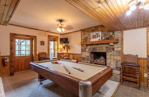 Sugar Grove House | Moose Preserve - Cabin near Valle Crucis with hot tub pool table & firepit