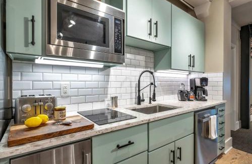 Downtown Nashville Apartment | Nashville Honky Tonk Suite 6 BR by Maddox Hotel