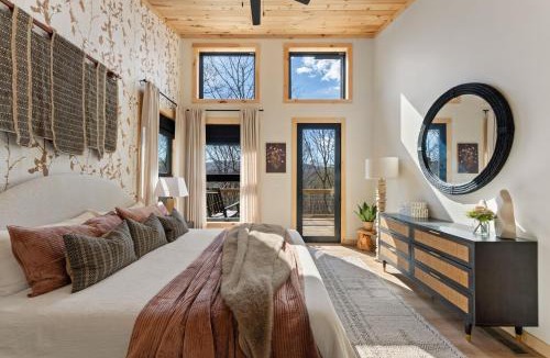 Wardensville House | 2 Living Areas Hot Tub Fire Pits Deck & More