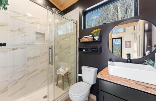 Wardensville House | 2 Living Areas Hot Tub Fire Pits Deck & More