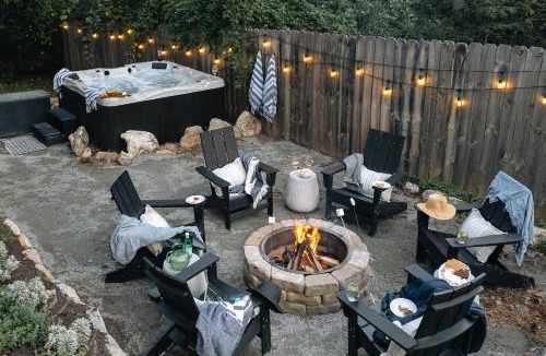 Oakley House | Forest Haven Hot Tub, Fire Pit & Coffee Bar