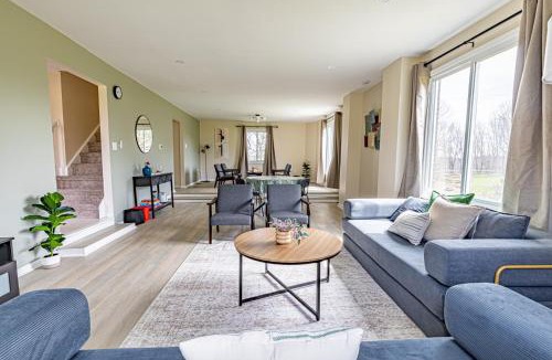 Ambridge House | Spacious 4BR Retreat With BBQ and Gym Sleeps 14