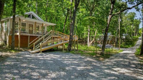 Fort Payne House | Coyote Cabin at Woodland Retreat at DeSoto beside DeSoto State Park
