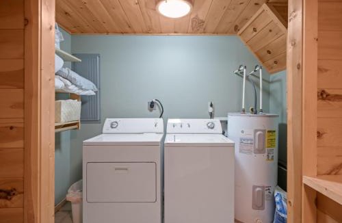 Marion House | Spectacular Log Cabin Home 45 minutes to Asheville