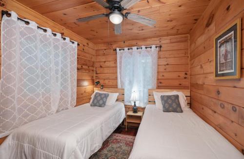 Marion House | Spectacular Log Cabin Home 45 minutes to Asheville