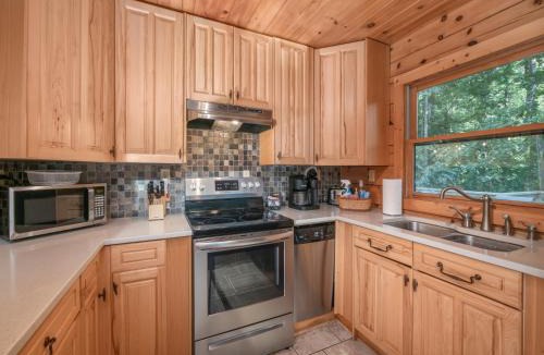 Marion House | Spectacular Log Cabin Home 45 minutes to Asheville