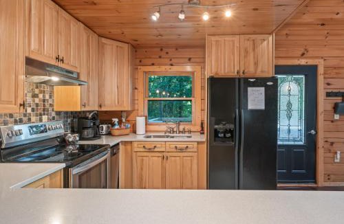 Marion House | Spectacular Log Cabin Home 45 minutes to Asheville