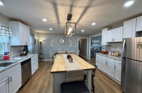 Knoxville Apartment | Pet-Friendly 3BR - Near UT & Downtown Knoxville