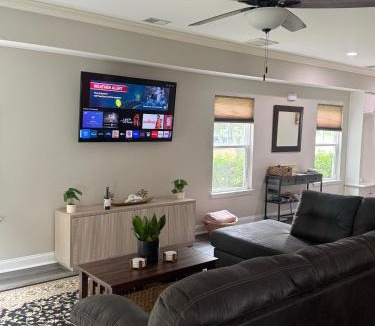 Burton House | Spacious 4Bdr house 15 Mins From Parris Island and Downtown Beaufort