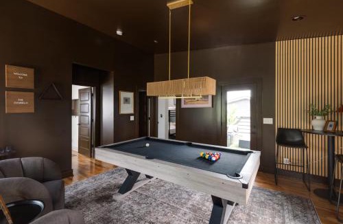 Edgehill House | The Gambler - Pool Table Plus Rooftop with Firepit
