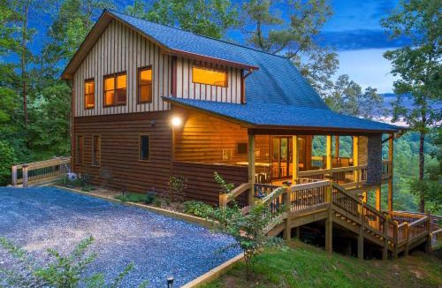 Williamstown House | Hot Tub & Mtn Views! Creekside Mineral Bluff Cabin