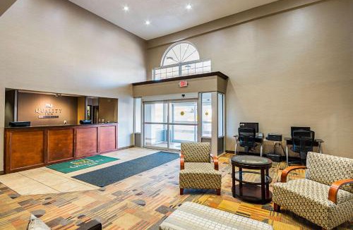Kingmont Hotel | Quality Inn Fairmont