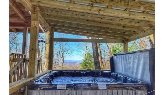 Charming Cabin with Hot Tub, Mtn Views, and Fire Pit! DISCOUNTED RATES in Black Mountain