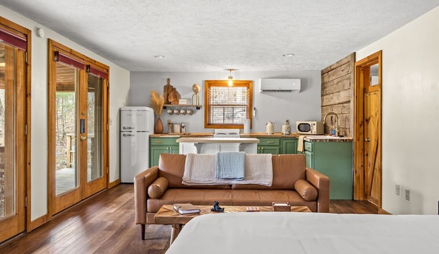 Secluded Lake Front Lodge In Cosby - Your Ultimate Hideaway