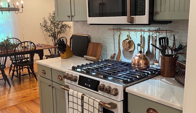 Cozy Cottage, steps from uptown Athens and less than a mile from OU campus! in Athens