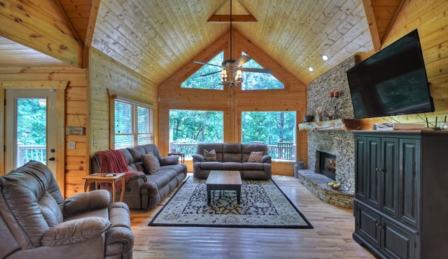 Beautiful Lake Front Getaway - Awesome Game Room - Private Dock - 4200 sqft