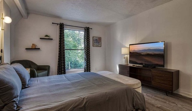 4BR 3BA Cabin w Games Hot Tub Near Smoky Mtns