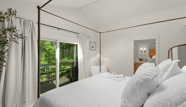 7 BDR Retreat w Guest Houses Waterfall Trail