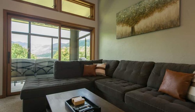 Mountain View 3BR w Sunroom Close to Ski Trails