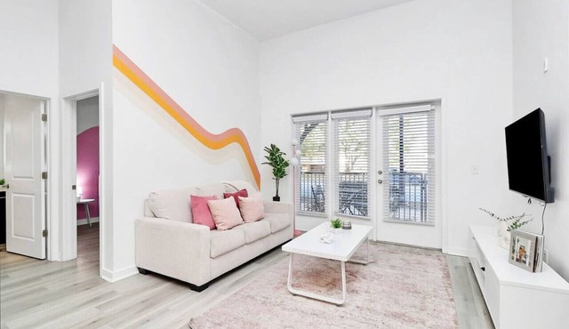 2BR Apt near Charlotte DT - Pool and Gym Access in Charlotte