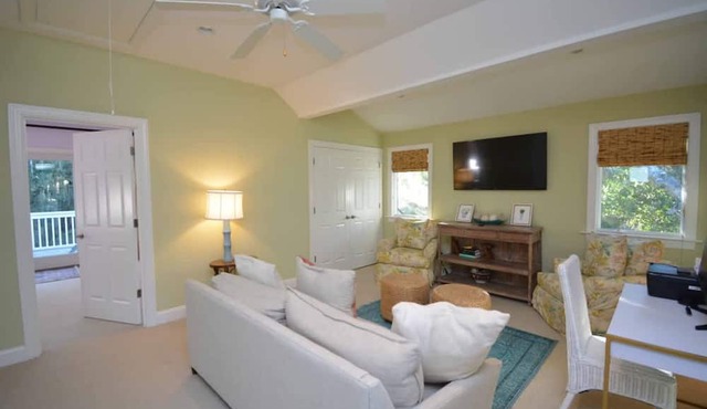 Island Time - Pet Friendly and Minutes From Beach