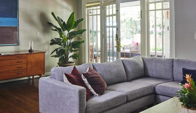 Frontporch Edenbrae - Overlooking Lush Gardens in Birmingham
