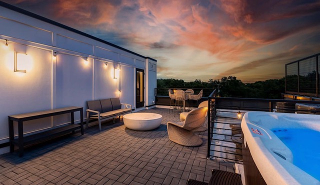Nashville Escape With Skyline Deck and Hot Tub