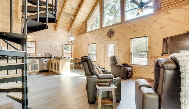 Sip, Hike & Explore: Sleek Retreat in Cleveland!