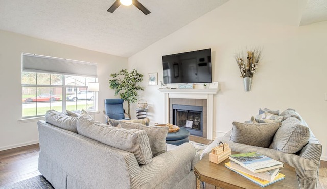 Near Dtwn & Beach: Savannah Home w/Game Room!