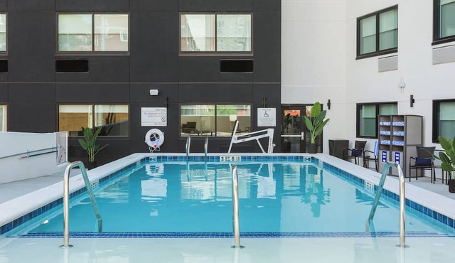 Holiday Inn Express & Suites Nashville West End - Univ Area by IHG