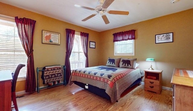 Cozy home w/large yard, games, close to Douglas Lake - free attraction tickets