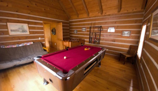 Beautiful, authentic log cabin with acres of land, fishing pond, and hot tub. in Beattyville