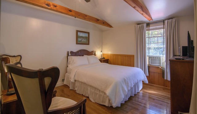 Moore House Inn & Cabins