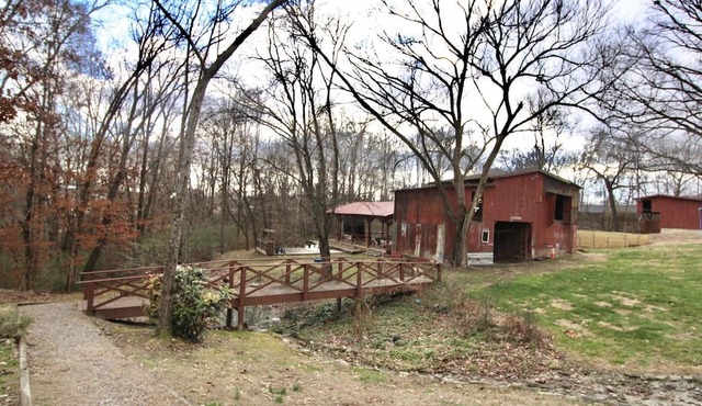 Cozy Classy Cabin - pet friendly! Only 1 minute from Lenoir City's main street